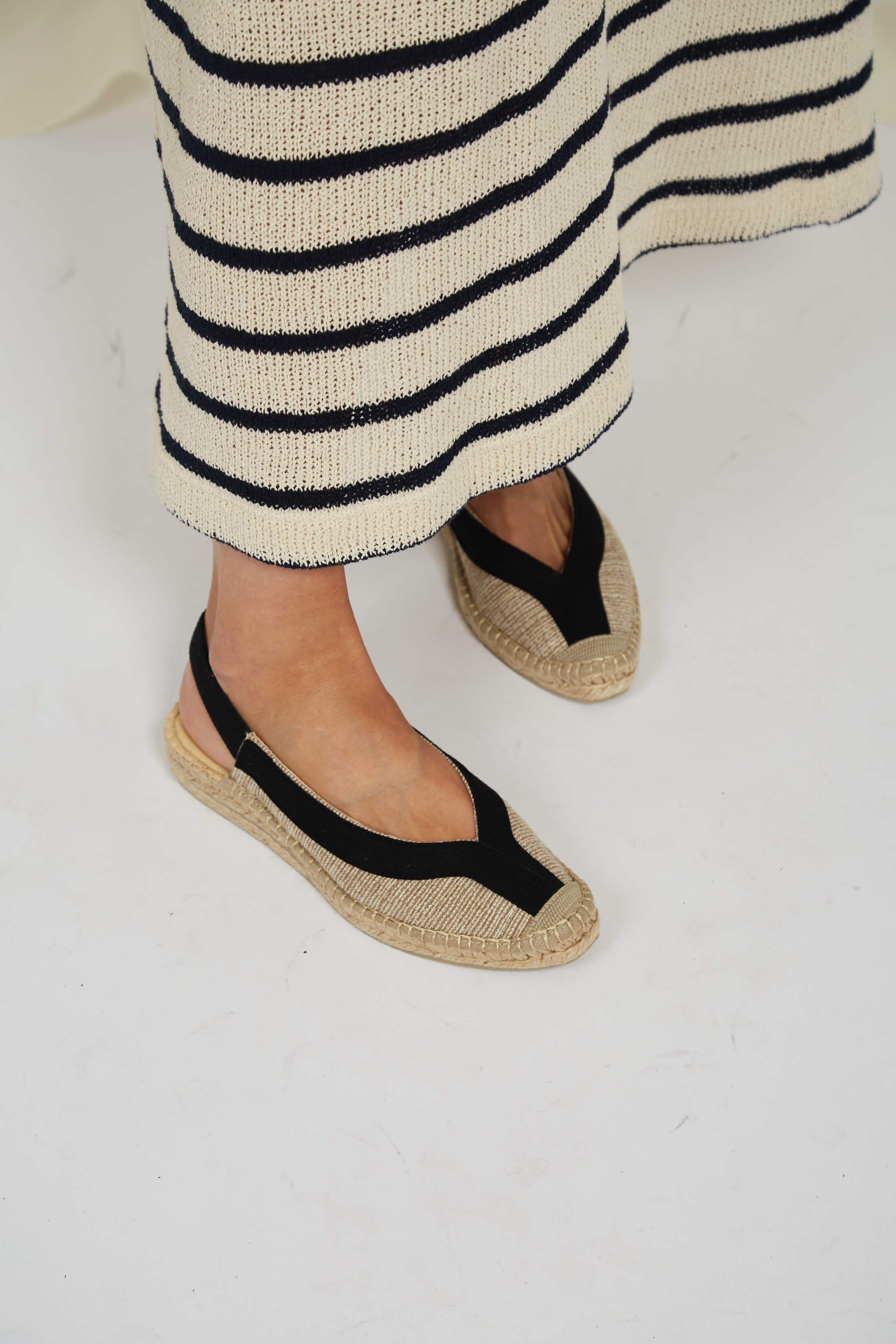 Momoc Garachico black jute sandal worn side view striped skirt white background | Momoc Shoes