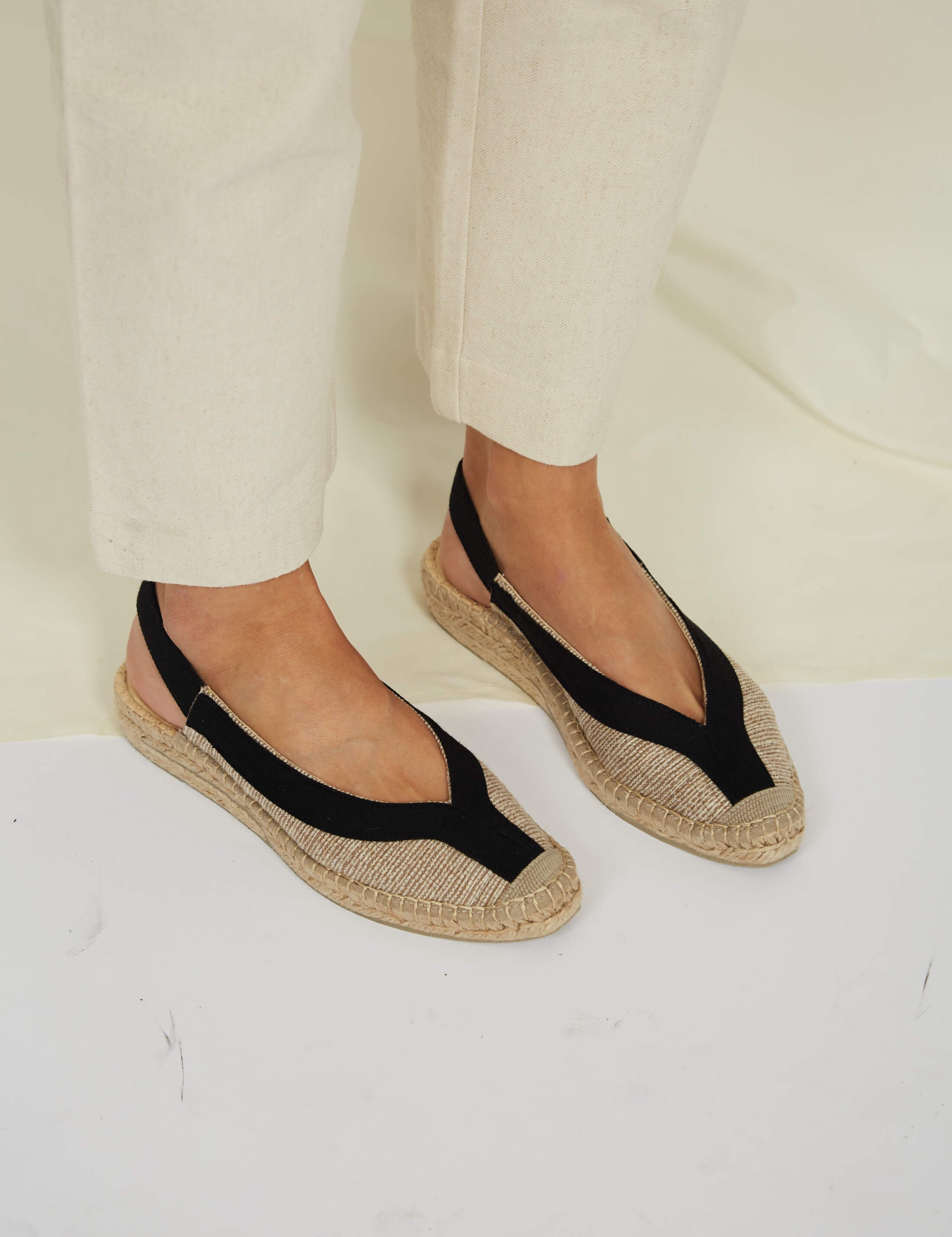 Momoc Garachico black linen sandal front view natural esparto sole | Momoc Shoes