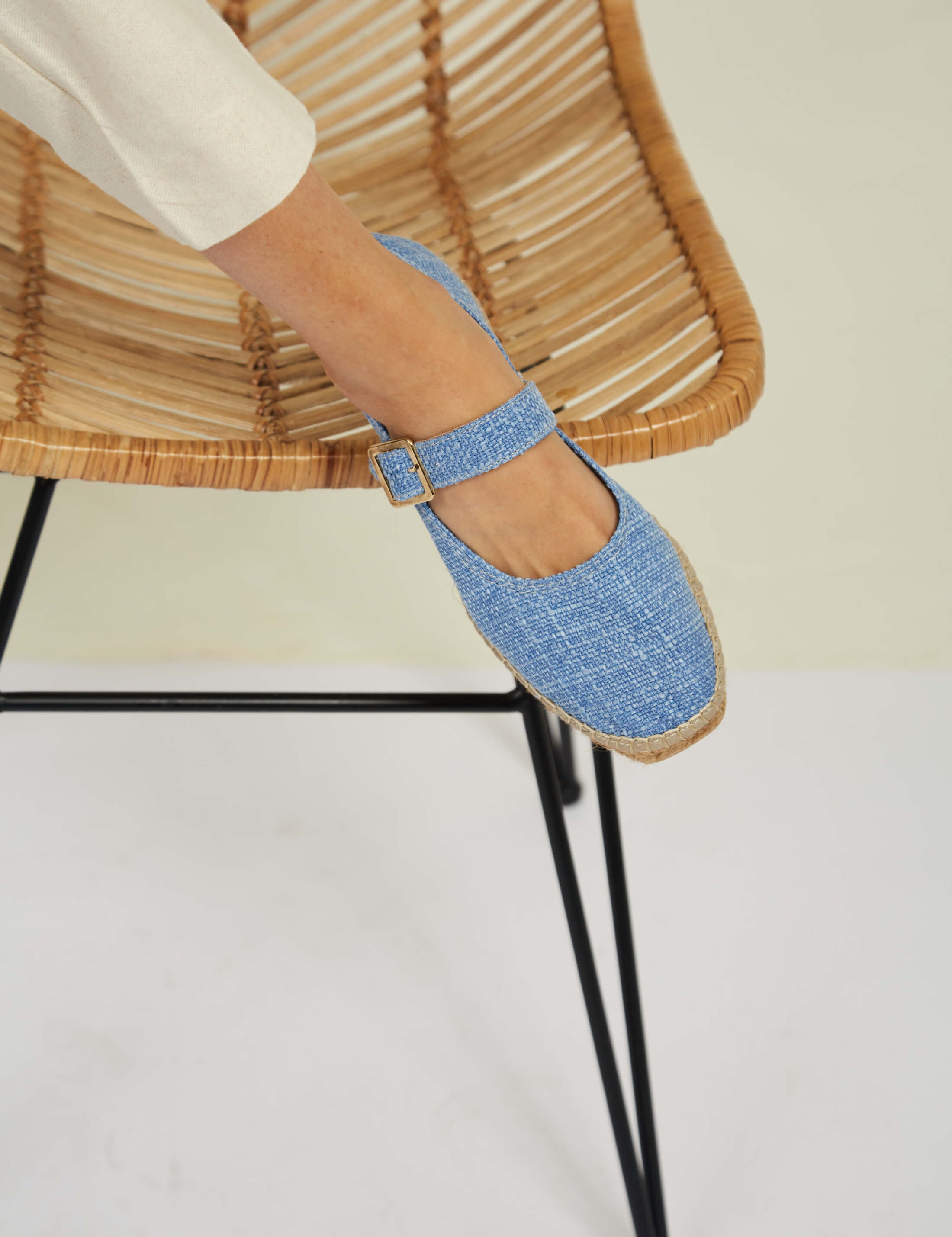 Momocshoes_veganandsustainablesummershoes_manoletinasazules_1.jpg