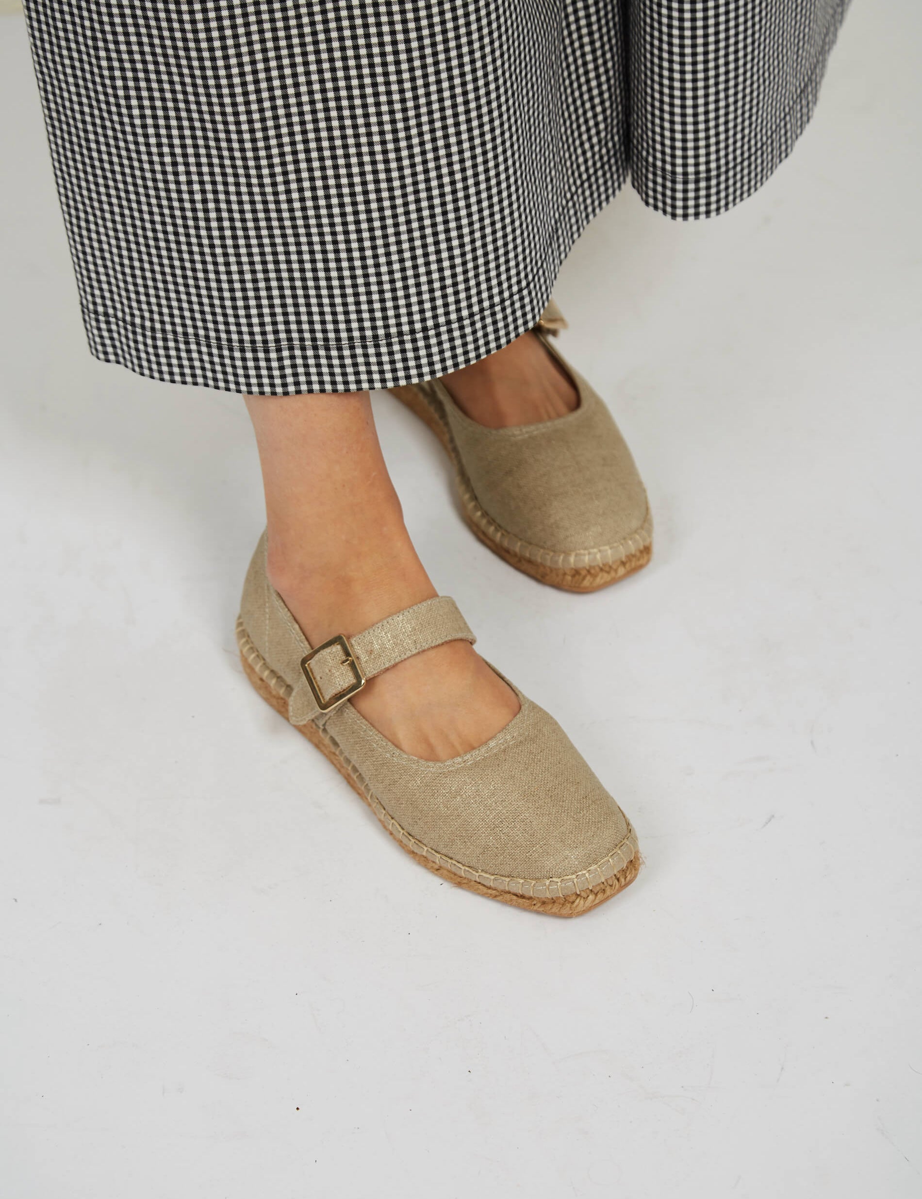 Momocshoes_veganandsustainablesummershoes_manoletinaslinooro_1.jpg