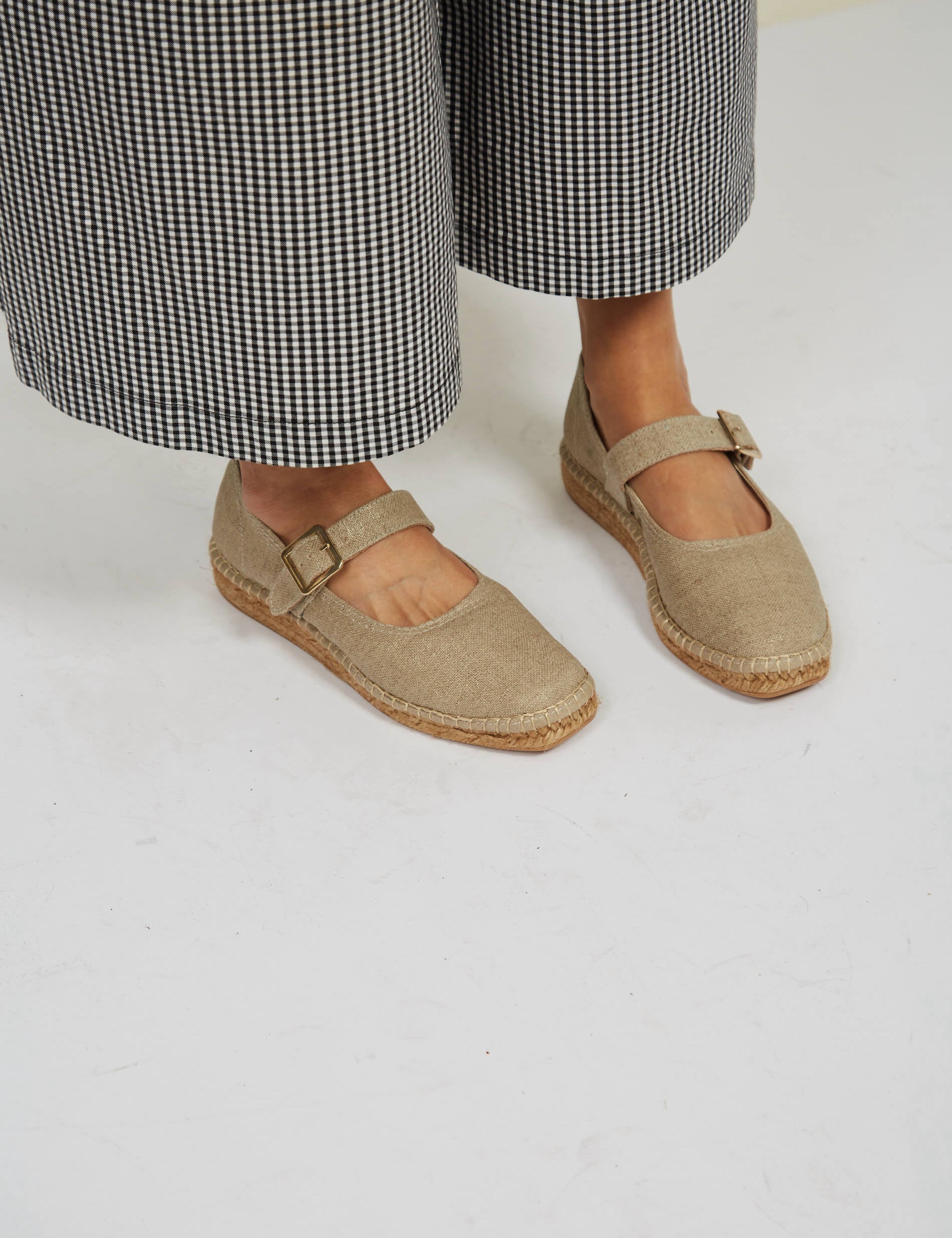 Momocshoes_veganandsustainablesummershoes_manoletinaslinooro_2.jpg