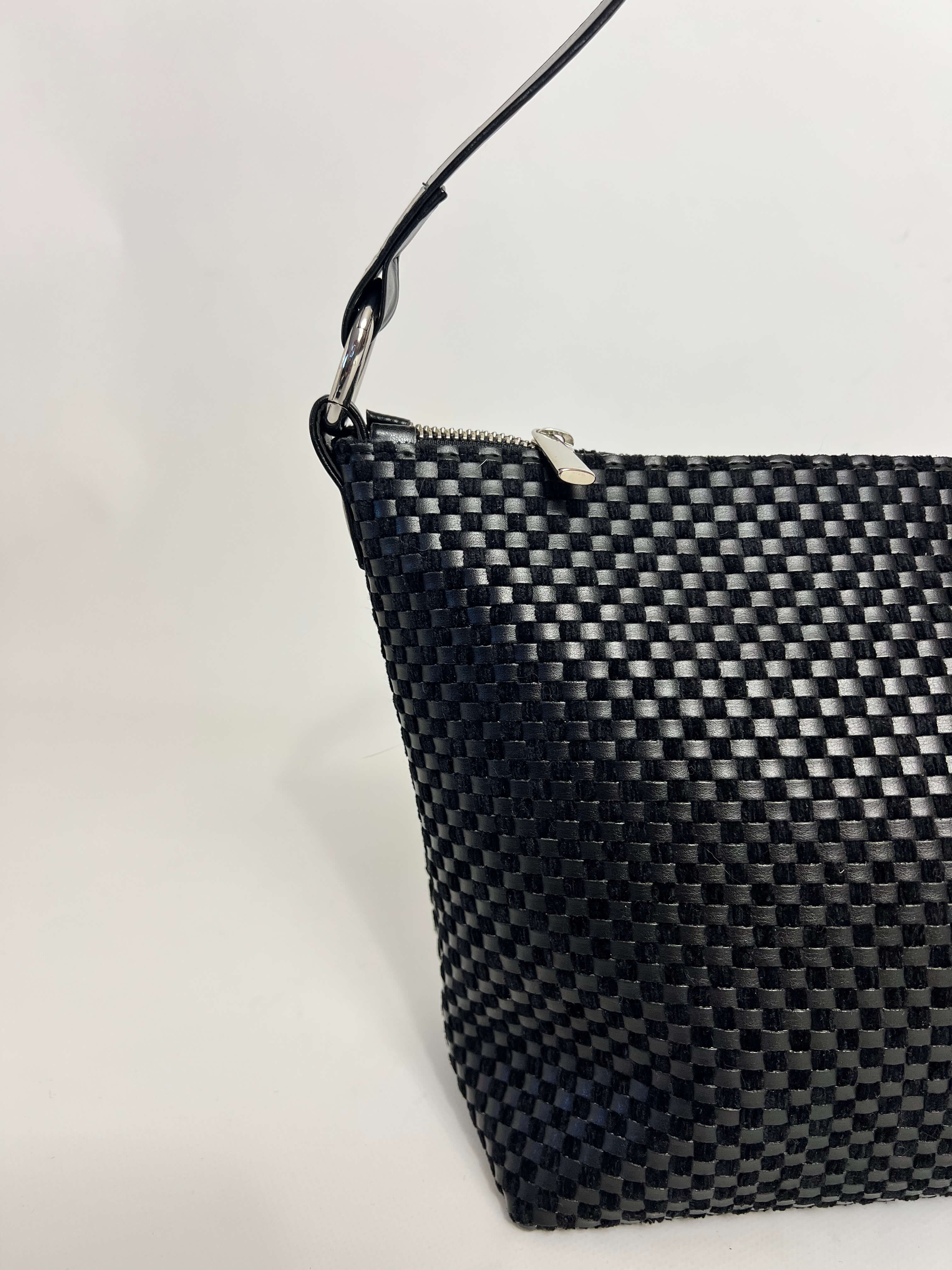 Momoc Agnes woven black bag side profile view woven texture shoulder strap vegan | Momoc Shoes Spain