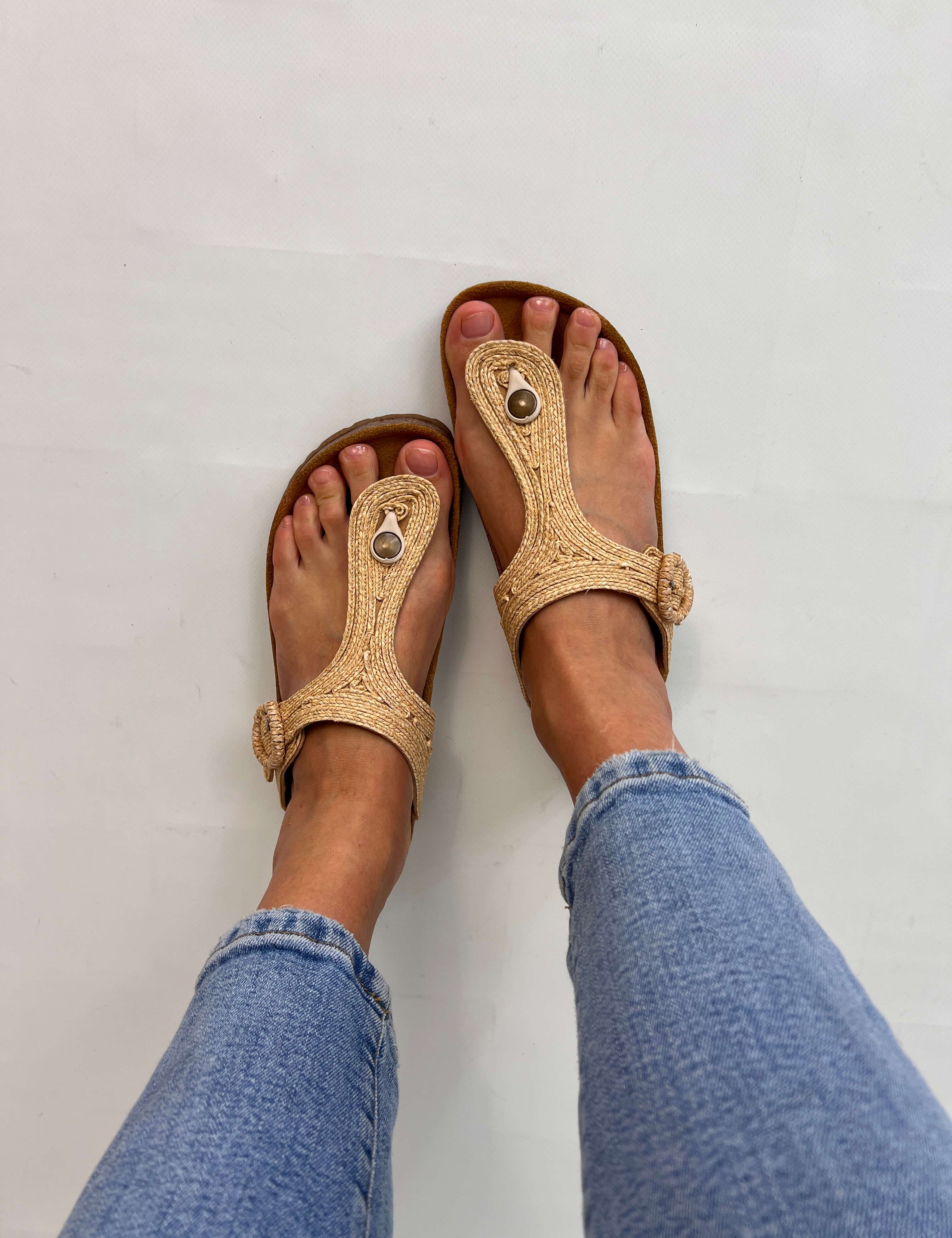 Momoc Altea natural raffia thong sandal side view light blue jeans cork sole Spain | Momoc Shoes Spain