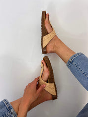 Momoc Altea natural raffia sandal side view blue jeans cork anatomic platform Spain | Momoc Shoes