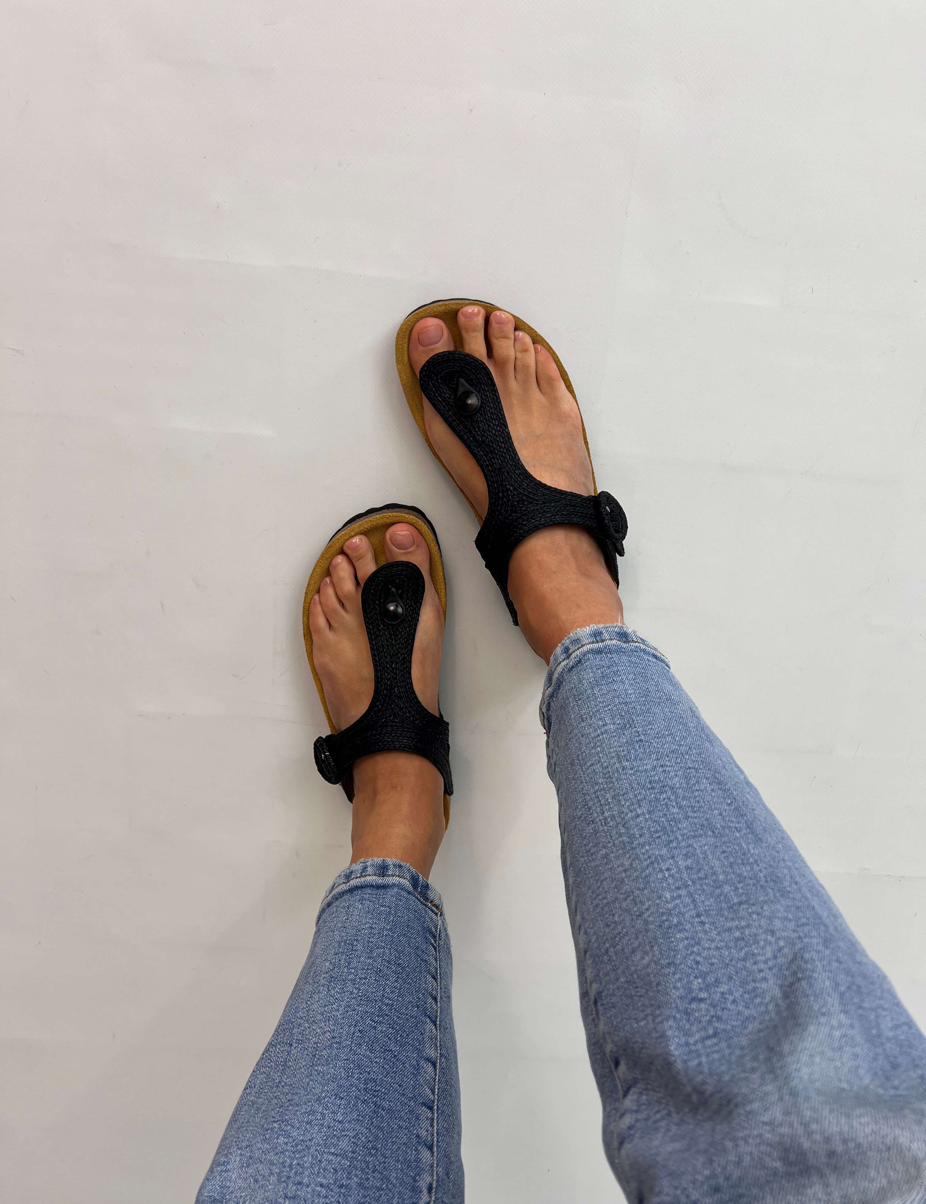 Momoc Altea black raffia sandal worn top view blue jeans cork platform sustainable | Momoc Shoes Spain
