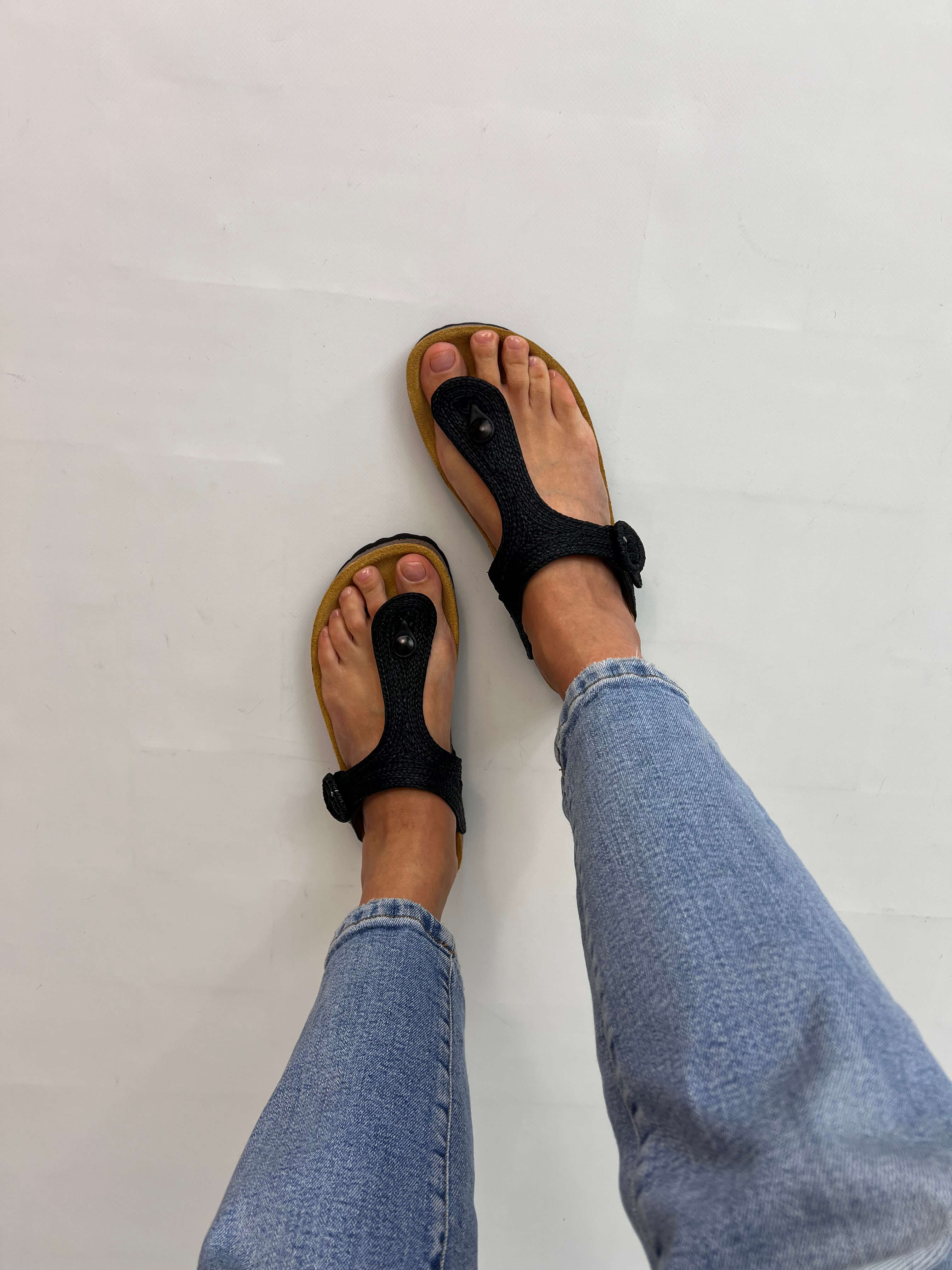 Momoc Altea black raffia sandal worn top view blue jeans cork platform sustainable | Momoc Shoes Spain