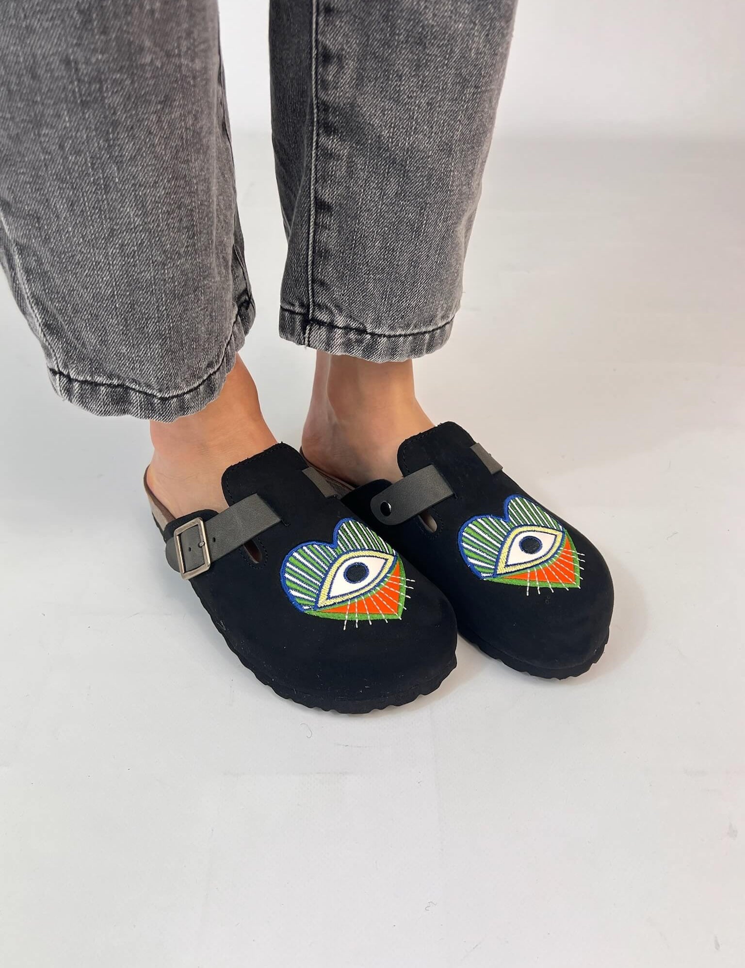 A Glance Clogs worn side view jeans | Momoc Shoes Spain