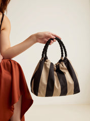 Momoc Le Marais vegan handbag black beige stripes braided women holding bag | Momoc Shoes Spain