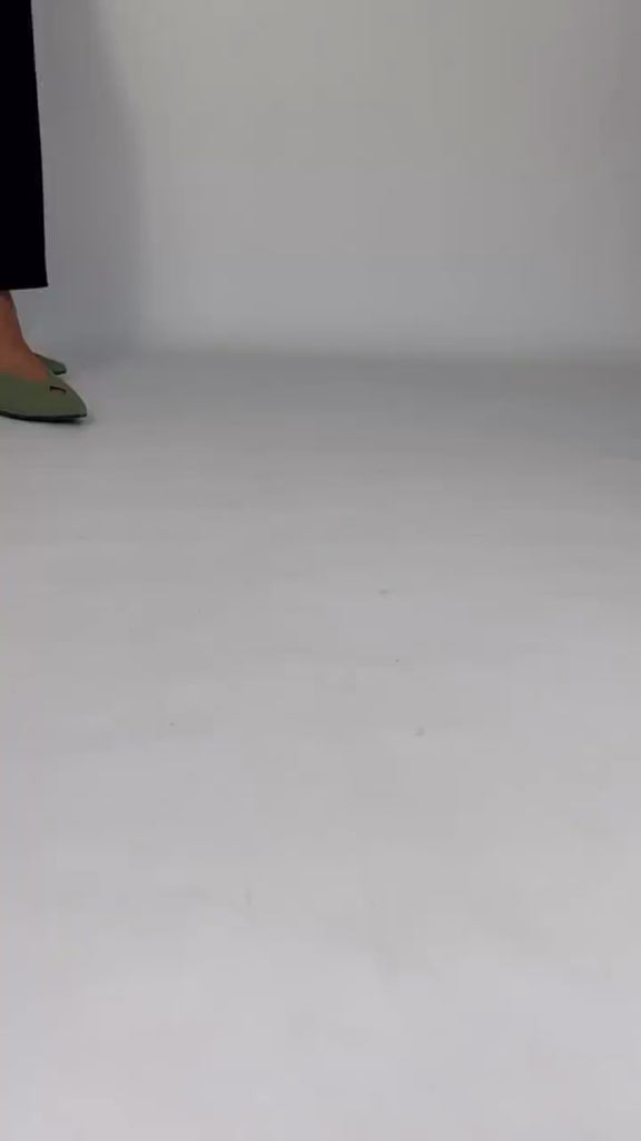 Momoc Elsa green ballet flats video sustainable design cutout detail handmade Spain | Momoc Shoes Spain