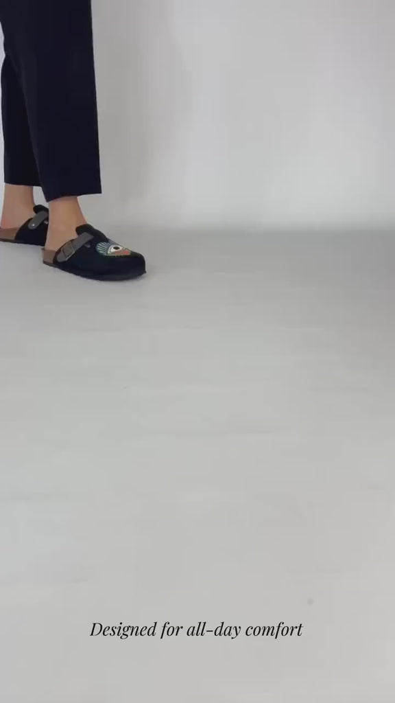 A Glance Clogs walking video | Momoc Shoes