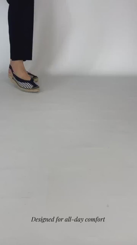 Momoc Vichy vegan espadrille sandal walking video gingham black white handmade Spain | Momoc Shoes