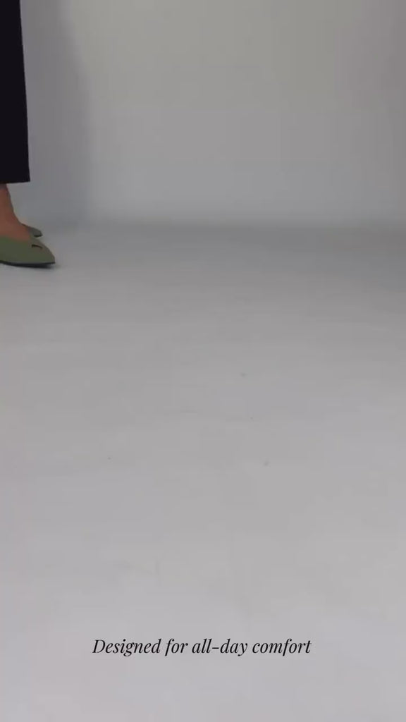 Momoc Elsa green ballet flats video sustainable design cutout detail handmade Spain | Momoc Shoes Spain