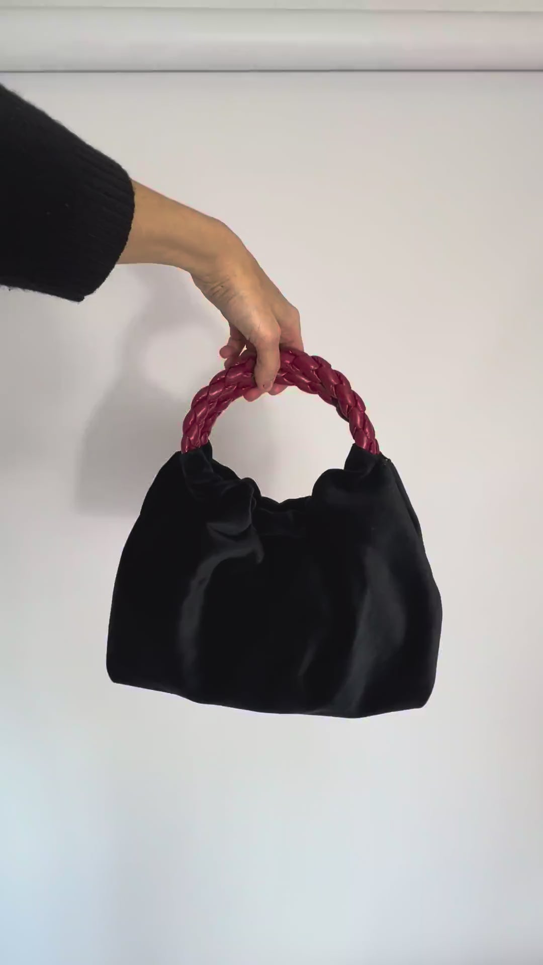 Momoc Bolso de mano Terciopelo negro Asa burdeos