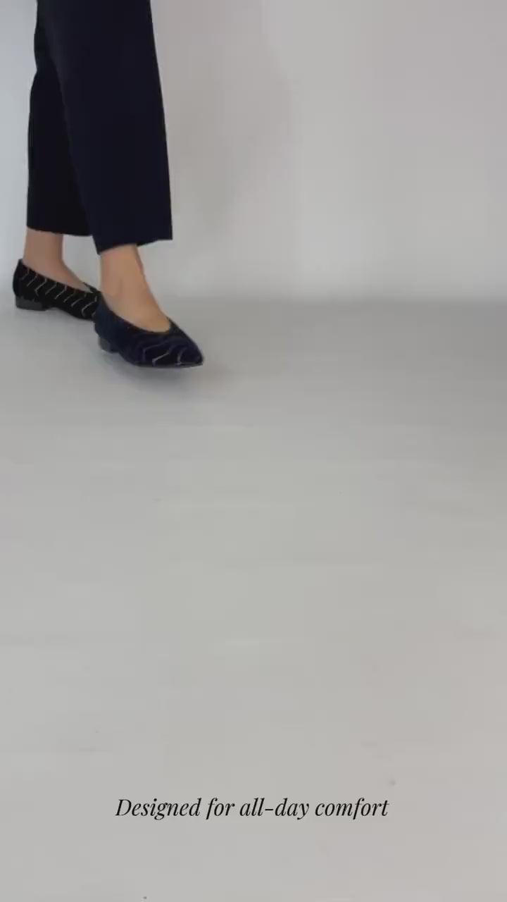 Libélula black flats walking video | Momoc Shoes