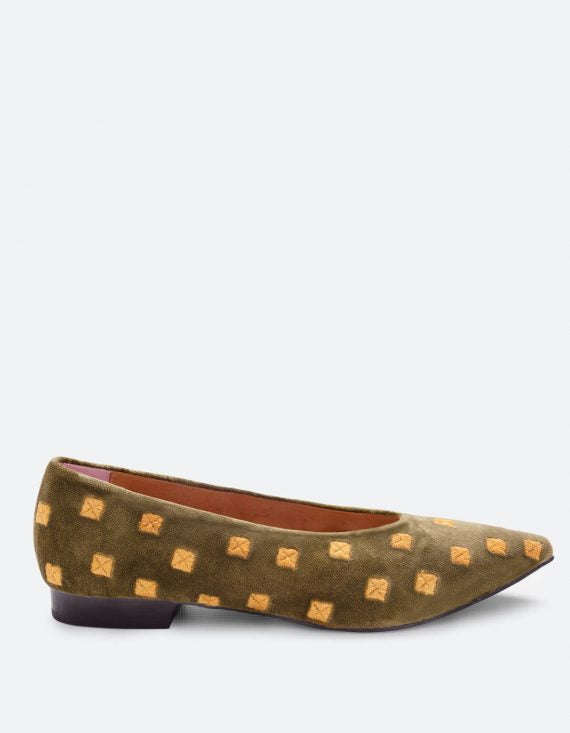 0160_2020_shoe1_a-570x733.jpg